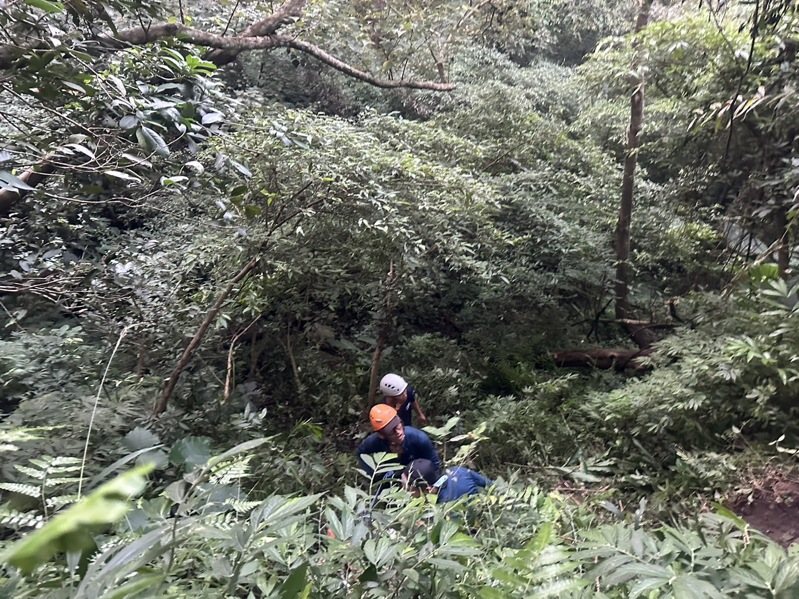 一對夫妻今天攀登台中和平唐麻丹山，在蝴蝶谷瀑布步道，丈夫被落石擊中，消防漏夜救回。圖／台中市消防局提供