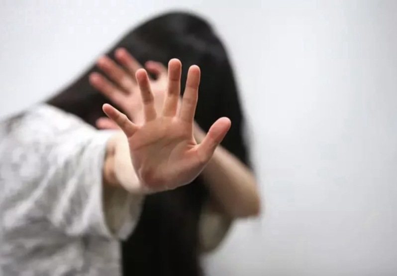 桃園余姓美髮師邀心儀同學到住處玩,女子抵達時已喝醉,余趁她在房內昏睡之際上下其手,還偷拍露肚子的照片,桃園地院審結,,依乘機猥褻罪判徒刑8月,緩刑3年期間保護管束,分期賠償20萬元並接受3場法治教育課程。圖 /聯合報系資料庫 桃園余姓美髮師邀心儀同學到住處玩,女子抵達時已喝醉,余趁她在房內昏睡之際上下其手,還偷拍露肚子的照片,桃園地院審結,,依乘機猥褻罪判徒刑8月,緩刑3年期間保護管束,分期賠償20萬元並接受3場法治教育課程。圖 /聯合報系資料庫