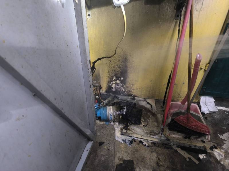 台南市北區賢北街16巷內1棟5樓透天民宅,今天凌晨失火,現場燒毀1樓後側抽水馬達。 圖/民眾提供 台南市北區賢北街16巷內1棟5樓透天民宅,今天凌晨失火,現場燒毀1樓後側抽水馬達。 圖/民眾提供