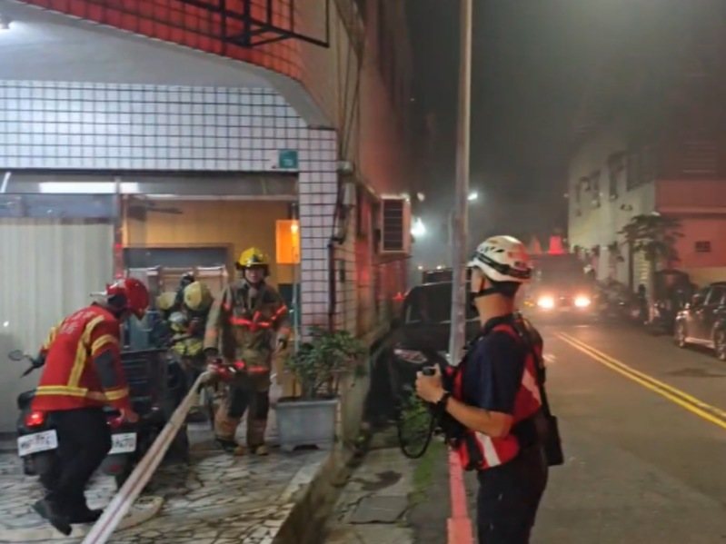 台南市北區賢北街16巷內1棟5樓透天民宅,今天凌晨零點24分在1樓後方冒出火煙,消防人員到場後拉水線滅火。圖/民眾提供 台南市北區賢北街16巷內1棟5樓透天民宅,今天凌晨零點24分在1樓後方冒出火煙,消防人員到場後拉水線滅火。圖/民眾提供