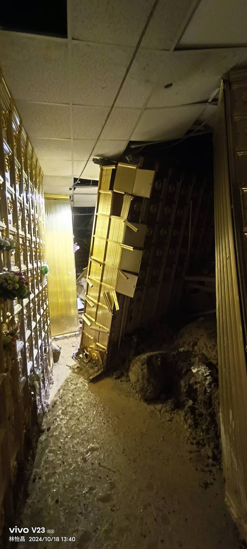 新北市金山區蓬萊陵園納骨塔本月初遭土石流衝擊毀損，從2樓至地下1樓約5500個骨灰罈傾斜、移位，甚至破損。圖／讀者提供