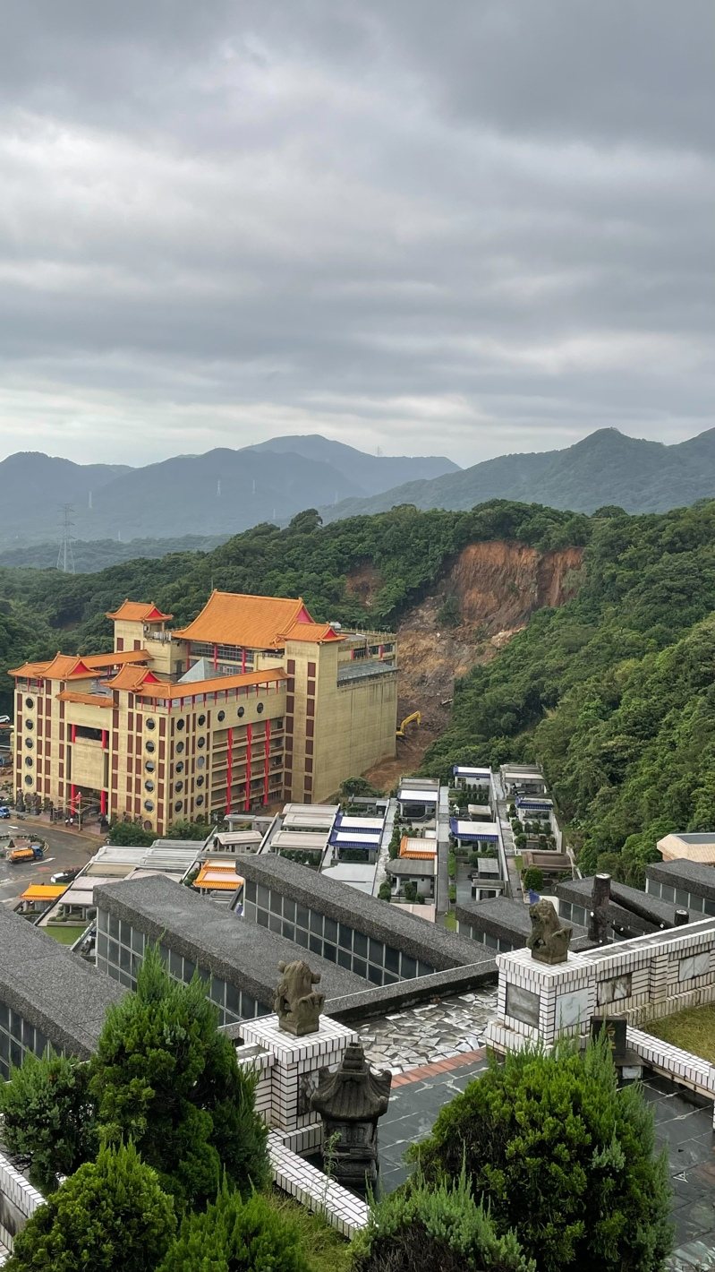 新北市金山區蓬萊陵園納骨塔本月初遭土石流衝擊毀損，從2樓至地下1樓約5500個骨灰罈傾斜、移位，甚至破損。圖／金山區公所提供