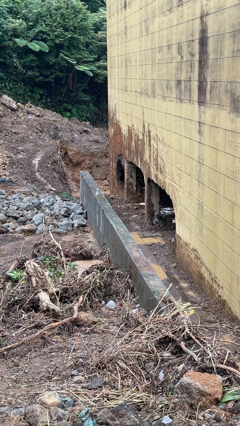 新北市金山區蓬萊陵園納骨塔本月初遭土石流衝擊毀損，從2樓至地下1樓約5500個骨灰罈傾斜、移位，甚至破損。。圖／金山區公所提供