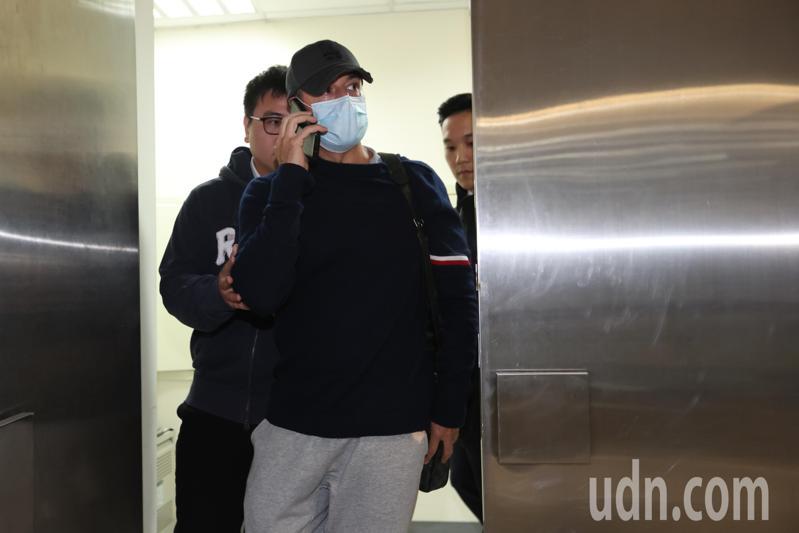 西班牙籍男子奧納德（前）因涉及汽車租售詐騙案而被國際刑警通報，19日在台灣被強制驅逐出境。雖然他於19日搭機離開台灣，但因在新加坡被拒絕入境，最終於清晨被遣返回台灣。移民署夜間進行遣送出國作業，具體的目的地尚未公開。記者葉信菉／攝影