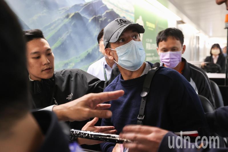 西班牙籍男子奧納德（右）因涉及汽車租售詐騙案而被國際刑警通報，移民署夜間進行遣送出國作業，具體的目的地尚未公開，在移民署國境事務大隊人員的陪同下，奧納德走出照護室並搭上接駁車前往登機室。記者葉信菉／攝影