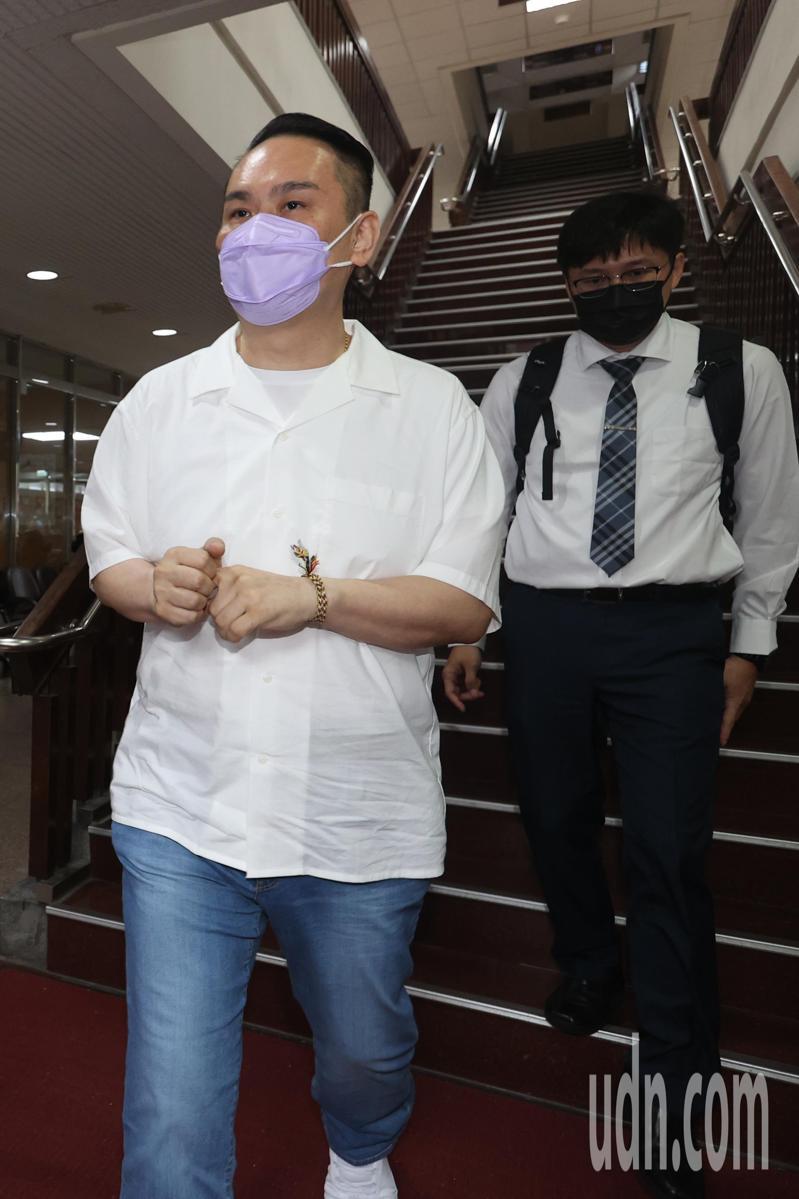 台智光案上午再度開庭，台北市議員陳重文（左）上午9時抵達北院，結束庭訊後約12時30分離去，離去時他也對媒體喊話，相信司法會還他清白。記者葉信菉／攝影