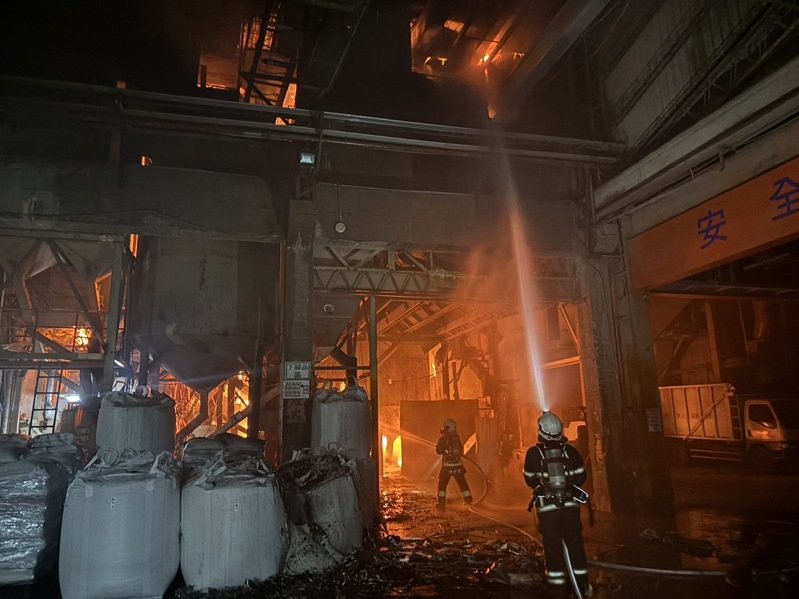 苗栗縣苑裡鎮泉順食品企業股份有限公司工廠,今天凌晨發生大火,2個多小時撲滅,沒有人員受困傷亡,大批機器設備燒毀。圖/民眾提供 苗栗縣苑裡鎮泉順食品企業股份有限公司工廠,今天凌晨發生大火,2個多小時撲滅,沒有人員受困傷亡,大批機器設備燒毀。圖/民眾提供