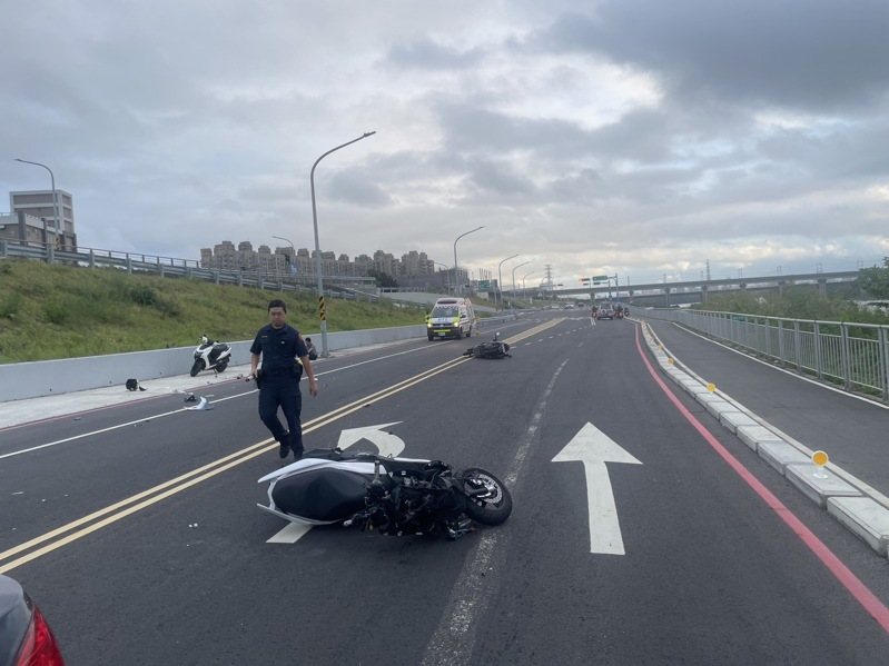 警方到場進行採證釐清車禍原因。記者黃子騰／翻攝