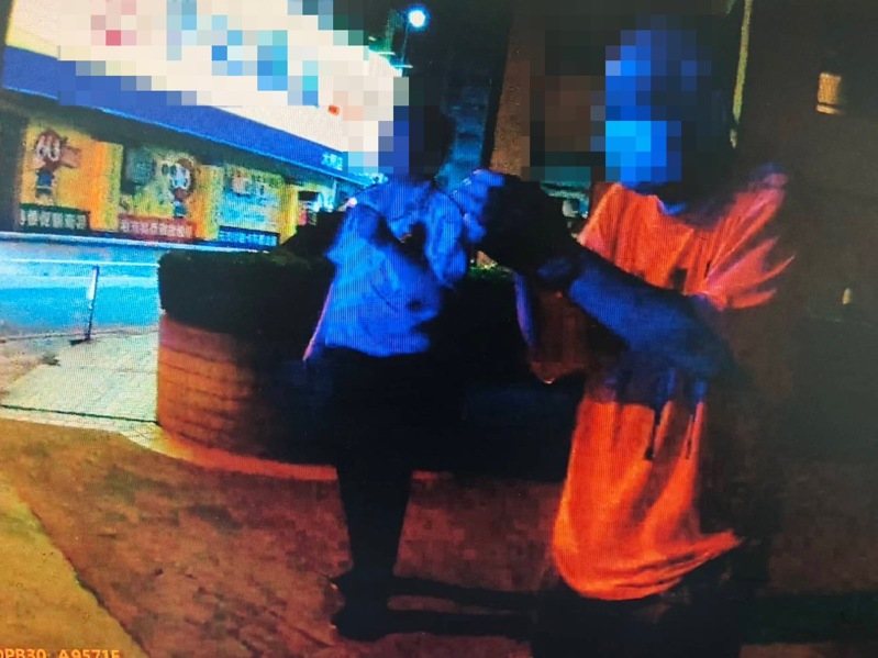 王姓老翁(右)的電動代步車沒電卡在大馬路中,經博愛派出所警員協助解圍後,拱手向警員道謝。記者黃宣翰/翻攝 王姓老翁(右)的電動代步車沒電卡在大馬路中,經博愛派出所警員協助解圍後,拱手向警員道謝。記者黃宣翰/翻攝