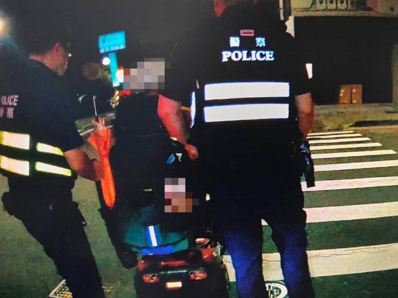 王姓老翁(中)的電動代步車沒電卡在大馬路中,台南市二分局博愛派出所警員洪宇宏(左)、林暉原(右)巡邏經過時發現協助解圍。記者黃宣翰/翻攝 王姓老翁(中)的電動代步車沒電卡在大馬路中,台南市二分局博愛派出所警員洪宇宏(左)、林暉原(右)巡邏經過時發現協助解圍。記者黃宣翰/翻攝