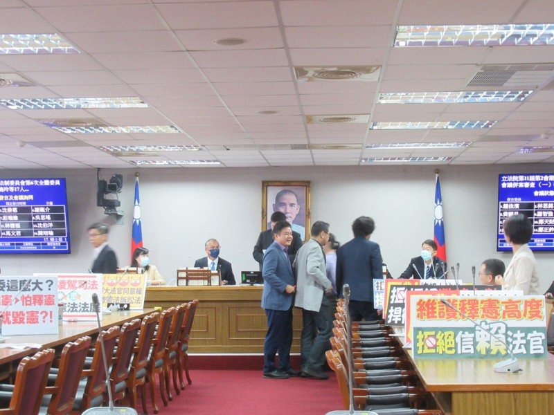 憲法法庭25日將就國會改革法釋憲案宣判，加上憲法法庭作出「實質廢死」判決，立法院司法及法制委員會國民黨籍召委吳宗憲今排審「憲法訴訟法」修法，修正案將大法官「現有總額」定義為增修條文的「法定總額」，即固定為15位，民進黨強力反對。記者王宏舜／攝影
