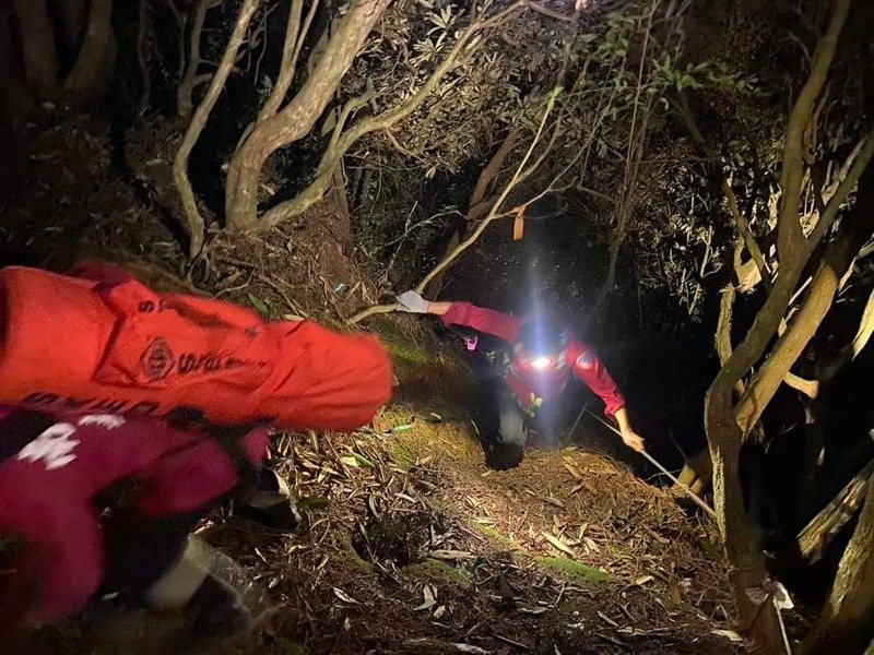 近7旬男領隊於鹿谷鄉登山時突然倒地、失去呼吸心跳，消防隊漏夜上山救援。圖／南投消防局提供