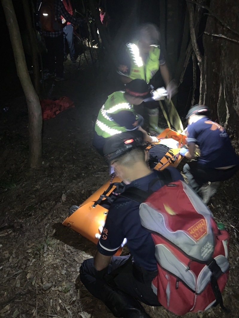 近7旬男領隊於鹿谷鄉登山時突然倒地、失去呼吸心跳，消防隊漏夜上山救援。圖／南投消防局提供