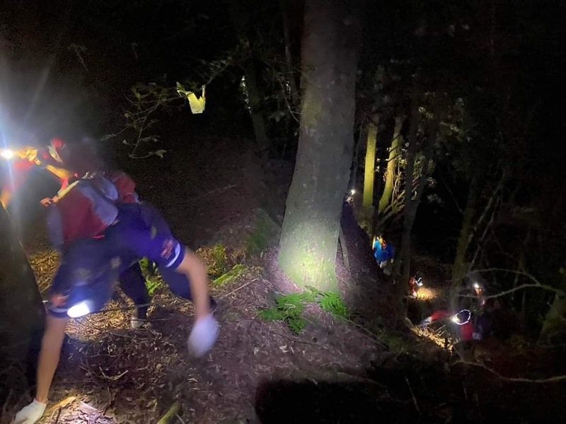 近7旬男領隊於鹿谷鄉登山時突然倒地、失去呼吸心跳，消防隊漏夜上山救援。圖／南投消防局提供