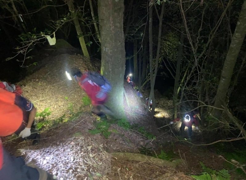 近7旬男領隊於鹿谷鄉登山時突然倒地、失去呼吸心跳，消防隊漏夜上山救援。圖／南投消防局提供