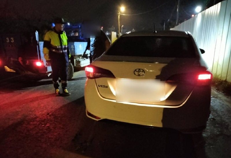 桃園蘆竹一名彭姓男子近日開車行經航空城用地,因天色昏暗不慎駛進泥濘動彈不得,警方獲報後到場與附近工程人員一同拖出車輛。記者周嘉茹/翻攝 桃園蘆竹一名彭姓男子近日開車行經航空城用地,因天色昏暗不慎駛進泥濘動彈不得,警方獲報後到場與附近工程人員一同拖出車輛。記者周嘉茹/翻攝