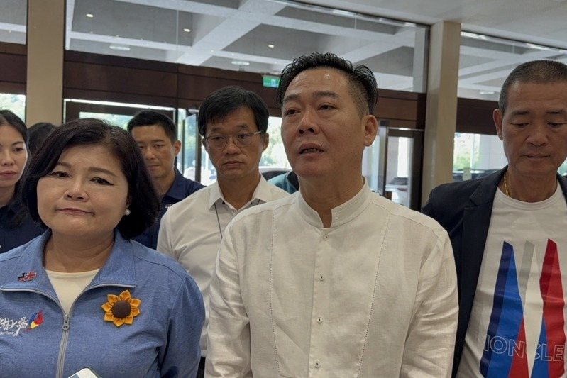 無黨籍雲林縣議長黃凱(中)被控收受綠能光電業者上千萬賄賂,日前新北地院裁定300萬元交保,他今現身縣議會定期會。記者陳雅玲/攝影 無黨籍雲林縣議長黃凱(中)被控收受綠能光電業者上千萬賄賂,日前新北地院裁定300萬元交保,他今現身縣議會定期會。記者陳雅玲/攝影