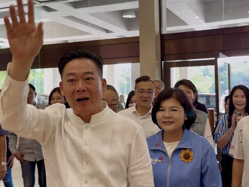 無黨籍雲林縣議長黃凱(左一)被控收受綠能光電業者上千萬賄賂,日前新北地院裁定300萬元交保,他今現身縣議會定期會。記者陳雅玲/攝影 無黨籍雲林縣議長黃凱(左一)被控收受綠能光電業者上千萬賄賂,日前新北地院裁定300萬元交保,他今現身縣議會定期會。記者陳雅玲/攝影