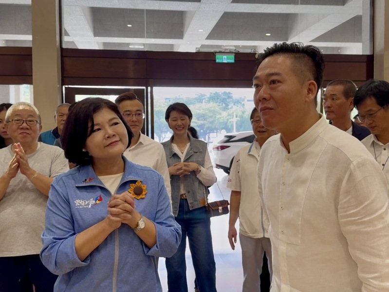 無黨籍雲林縣議長黃凱(右一)被控收受綠能光電業者上千萬賄賂,日前新北地院裁定300萬元交保,他今現身縣議會定期會。記者陳雅玲/攝影 無黨籍雲林縣議長黃凱(右一)被控收受綠能光電業者上千萬賄賂,日前新北地院裁定300萬元交保,他今現身縣議會定期會。記者陳雅玲/攝影