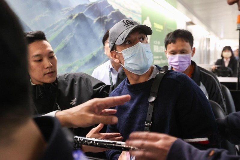 西班牙籍男子奧納德（右）遭我國驅逐出境，前天搭機至新加坡遭拒絕入境，昨搭機返台再被遣送出國，目的地未公開。記者葉信菉／翻攝