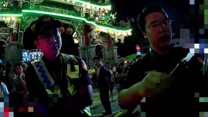 昨天「蘆洲大拜拜」舉行繞境遊行，66歲陳姓老翁渾身酒氣騎機車被警方攔查，他同意酒測卻數度故意不吹好吹滿，員警直接開罰拒測18萬元，引起許多民眾圍觀。記者林昭彰／翻攝