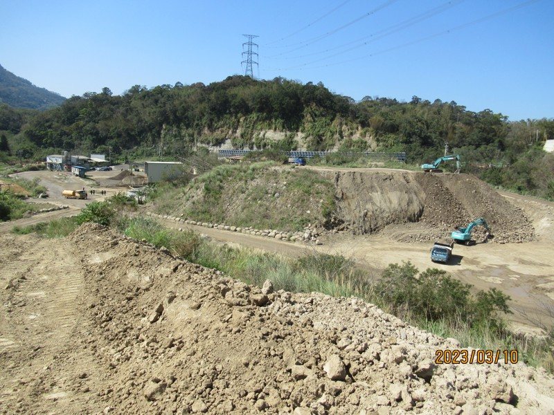 砂石場非法清運汙泥堆置,檢警及環保單位去年3月在竹縣鉅砂公司查獲大量堆置的汙泥。圖/新竹縣環保局提供 砂石場非法清運汙泥堆置,檢警及環保單位去年3月在竹縣鉅砂公司查獲大量堆置的汙泥。圖/新竹縣環保局提供