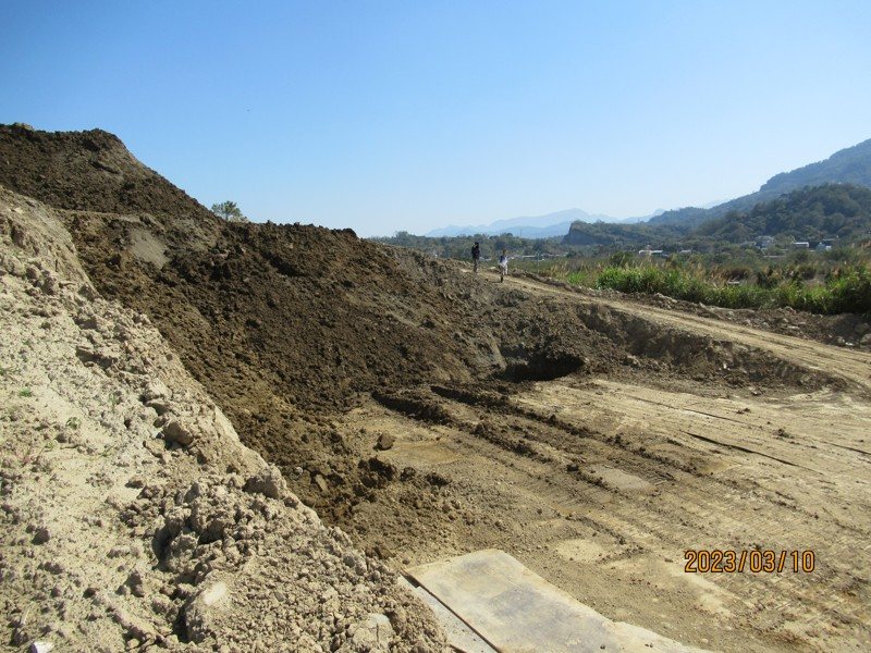 砂石場非法清運汙泥堆置,檢警及環保單位去年3月在竹縣鉅砂公司查獲大量堆置的汙泥。圖/新竹縣環保局提供 砂石場非法清運汙泥堆置,檢警及環保單位去年3月在竹縣鉅砂公司查獲大量堆置的汙泥。圖/新竹縣環保局提供