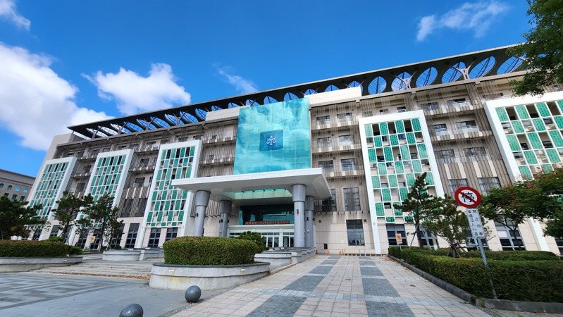 新竹縣聯億砂石及鉅砂實業非法清運、堆置無機性汙泥數量驚人,新竹地方法院審理終結,將砂石場實際負責人李姓被告依非法清理廢棄物罪處4年徒刑,並沒收非法所得約17億元。記者胡蓬生/攝影 新竹縣聯億砂石及鉅砂實業非法清運、堆置無機性汙泥數量驚人,新竹地方法院審理終結,將砂石場實際負責人李姓被告依非法清理廢棄物罪處4年徒刑,並沒收非法所得約17億元。記者胡蓬生/攝影
