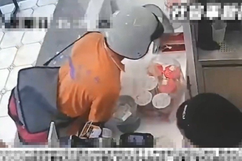 高市一名男子昨天下午3時許帶著環保杯至前鎮區鎮興路某飲料店消費,不滿店家未洗吸管 要求重做遭拒,竟吐飲料在櫃台和袋中。圖/取自網路社群「社會事新聞影音」 高市一名男子昨天下午3時許帶著環保杯至前鎮區鎮興路某飲料店消費,不滿店家未洗吸管 要求重做遭拒,竟吐飲料在櫃台和袋中。圖/取自網路社群「社會事新聞影音」