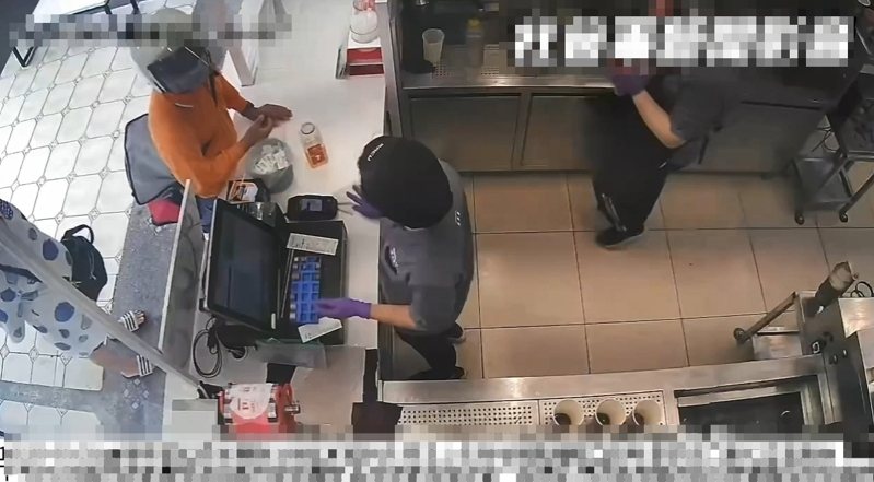 高市一名男子昨天下午3時許帶著環保杯至前鎮區鎮興路某飲料店消費,不滿店家未洗吸管 要求重做遭拒,竟吐飲料在櫃台和袋中。圖/取自網路社群「社會事新聞影音」 高市一名男子昨天下午3時許帶著環保杯至前鎮區鎮興路某飲料店消費,不滿店家未洗吸管 要求重做遭拒,竟吐飲料在櫃台和袋中。圖/取自網路社群「社會事新聞影音」