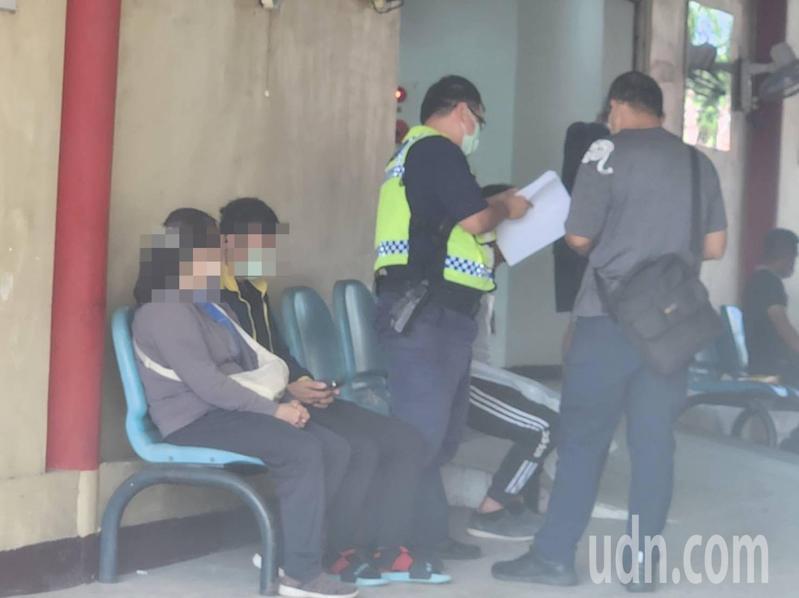 台南檢警今天追查鹽水溪男浮屍身分,失蹤者家屬(左1)到市立殯儀館配合調查。記者黃宣翰/攝影 台南檢警今天追查鹽水溪男浮屍身分,失蹤者家屬(左1)到市立殯儀館配合調查。記者黃宣翰/攝影