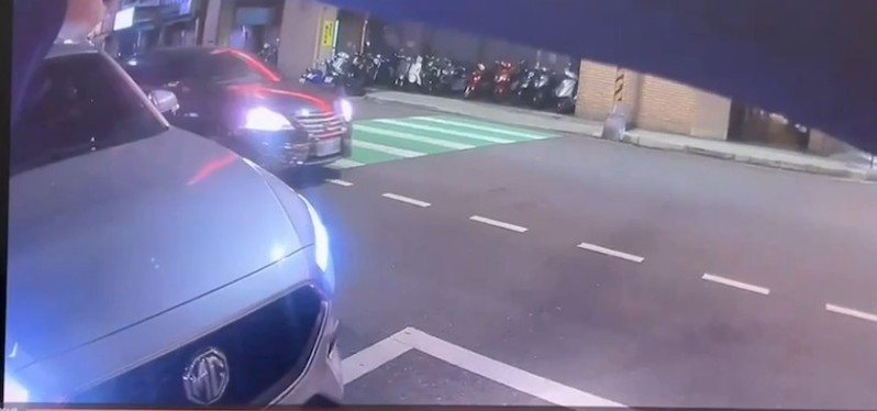 警方指出,林男開車看見警方,便神色有異開車逃逸,警方立即呼叫線上巡邏員警支援圍捕,最終警方在經國中正路口攔停該車,並喝令林立即下車接受盤查。圖/警方提供 警方指出,林男開車看見警方,便神色有異開車逃逸,警方立即呼叫線上巡邏員警支援圍捕,最終警方在經國中正路口攔停該車,並喝令林立即下車接受盤查。圖/警方提供