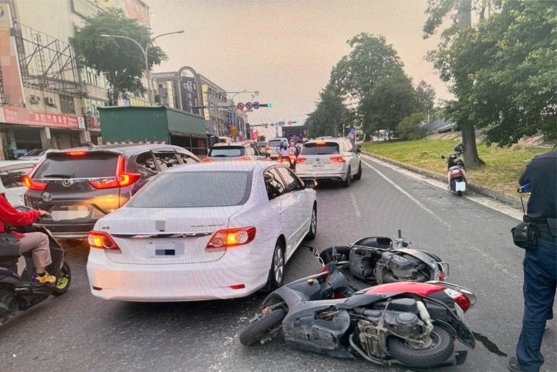 台南市北區中華北路昨天下午5點多發生機車車禍,一名男騎士切換車道時,與同向的女騎士發生碰撞,女騎士當場慘摔。圖/民眾提供 台南市北區中華北路昨天下午5點多發生機車車禍,一名男騎士切換車道時,與同向的女騎士發生碰撞,女騎士當場慘摔。圖/民眾提供