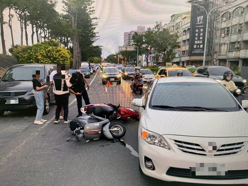 台南市北區中華北路昨天下午5點多發生機車車禍,一名男騎士切換車道時,與同向的女騎士發生碰撞,女騎士當場慘摔。圖/民眾提供 台南市北區中華北路昨天下午5點多發生機車車禍,一名男騎士切換車道時,與同向的女騎士發生碰撞,女騎士當場慘摔。圖/民眾提供