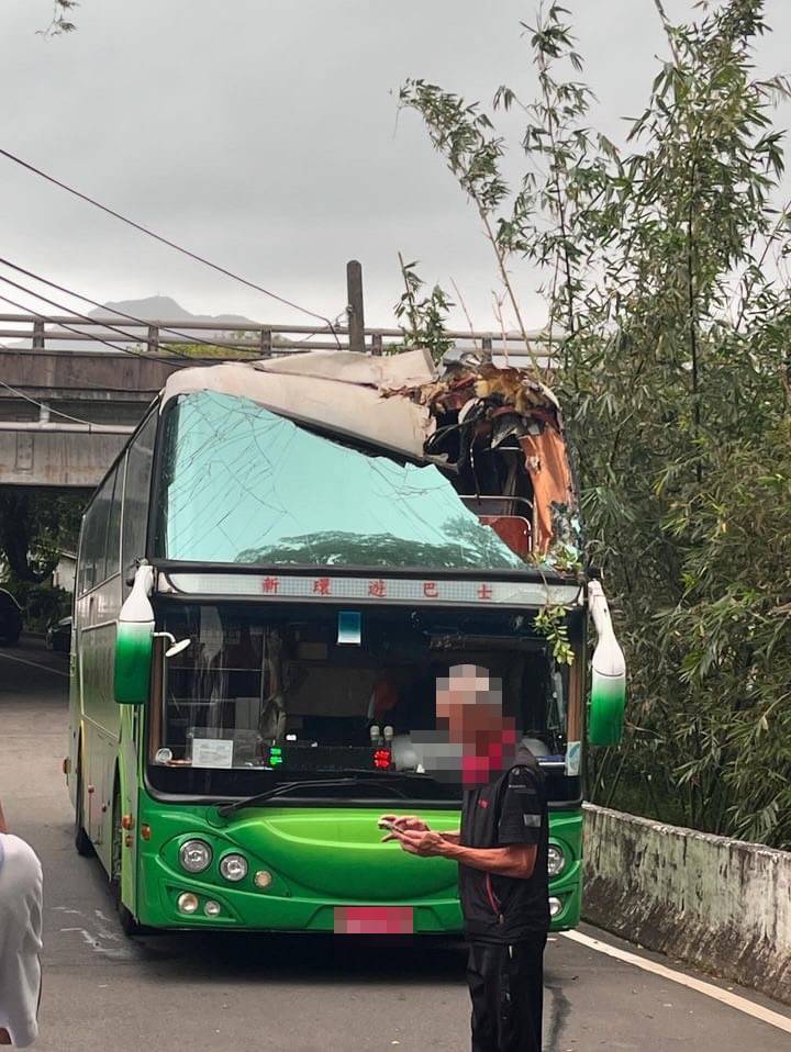 國立海大通識課程戶外教學，遊覽車在新北市貢寮區復興街撞上路，擋風玻璃破裂，樹幹插入車內，造成1名女大生擦傷。圖／讀者提供