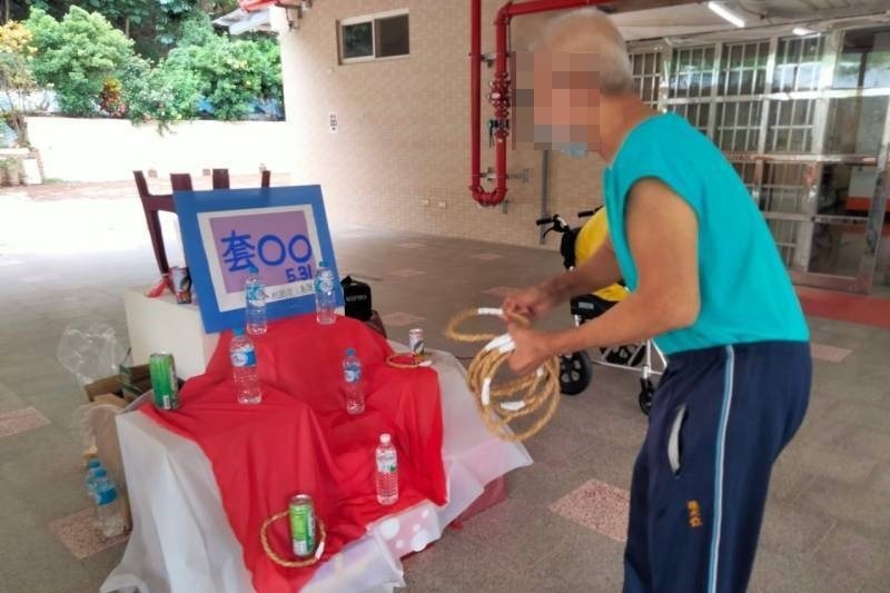 張姓老翁生前靈活矯健,不料在安養院中吃麵包被噎住,送醫急救仍未能搶回一命。圖/讀者提供 張姓老翁生前靈活矯健,不料在安養院中吃麵包被噎住,送醫急救仍未能搶回一命。圖/讀者提供