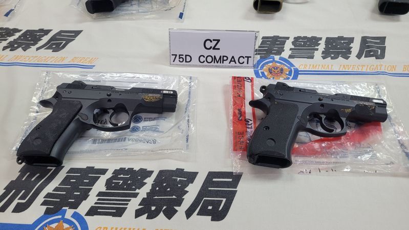 謝姓男子涉嫌在美購買手槍,分解混進五金工具寄空運包裹來台,被美方攔截查獲16枝制式手槍,刑事局拘提謝及收貨者共5人。記者李奕昕/攝影 謝姓男子涉嫌在美購買手槍,分解混進五金工具寄空運包裹來台,被美方攔截查獲16枝制式手槍,刑事局拘提謝及收貨者共5人。記者李奕昕/攝影