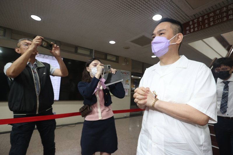 涉弊的台北市議員陳重文（右）9月30日獲台北地方法院以800萬元交保，限制出境出海、住居並戴電子腳鐐；檢方抗告，台灣高等法院今駁回。圖／聯合報系資料照