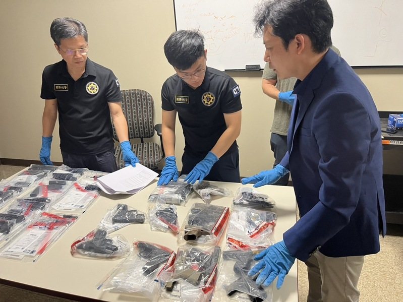 謝姓男子涉嫌在美購買手槍,分解混進五金工具寄空運包裹來台,被美方攔截查獲16枝制式手槍,刑事局拘提謝及收貨者共5人。記者李奕昕/翻攝 謝姓男子涉嫌在美購買手槍,分解混進五金工具寄空運包裹來台,被美方攔截查獲16枝制式手槍,刑事局拘提謝及收貨者共5人。記者李奕昕/翻攝
