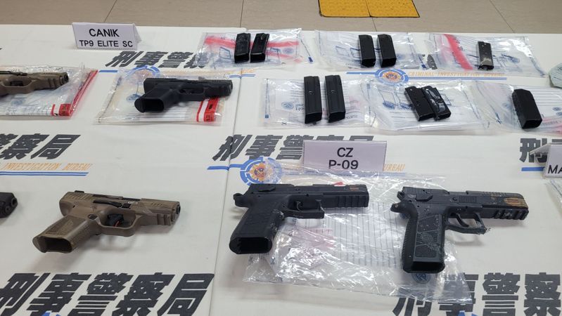 謝姓男子涉嫌在美購買手槍,分解混進五金工具寄空運包裹來台,被美方攔截查獲16枝制式手槍,刑事局拘提謝及收貨者共5人。記者李奕昕/攝影 謝姓男子涉嫌在美購買手槍,分解混進五金工具寄空運包裹來台,被美方攔截查獲16枝制式手槍,刑事局拘提謝及收貨者共5人。記者李奕昕/攝影