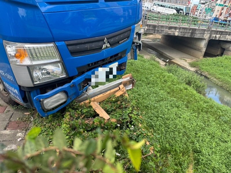 新北市蘆洲、五股交界處,21歲陳姓男子上午駕駛貨車衝上人行道撞斷護欄,差點墜落鴨母港溝排水幹線。記者林昭彰/翻攝 新北市蘆洲、五股交界處,21歲陳姓男子上午駕駛貨車衝上人行道撞斷護欄,差點墜落鴨母港溝排水幹線。記者林昭彰/翻攝