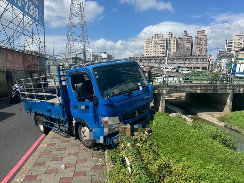 新北市蘆洲、五股交界處,21歲陳姓男子上午駕駛貨車衝上人行道撞斷護欄,差點墜落鴨母港溝排水幹線。記者林昭彰/翻攝 新北市蘆洲、五股交界處,21歲陳姓男子上午駕駛貨車衝上人行道撞斷護欄,差點墜落鴨母港溝排水幹線。記者林昭彰/翻攝