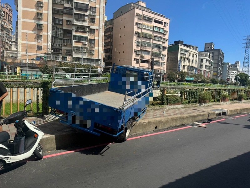 新北市蘆洲、五股交界處,21歲陳姓男子上午駕駛貨車衝上人行道撞斷護欄,差點墜落鴨母港溝排水幹線。記者林昭彰/翻攝 新北市蘆洲、五股交界處,21歲陳姓男子上午駕駛貨車衝上人行道撞斷護欄,差點墜落鴨母港溝排水幹線。記者林昭彰/翻攝