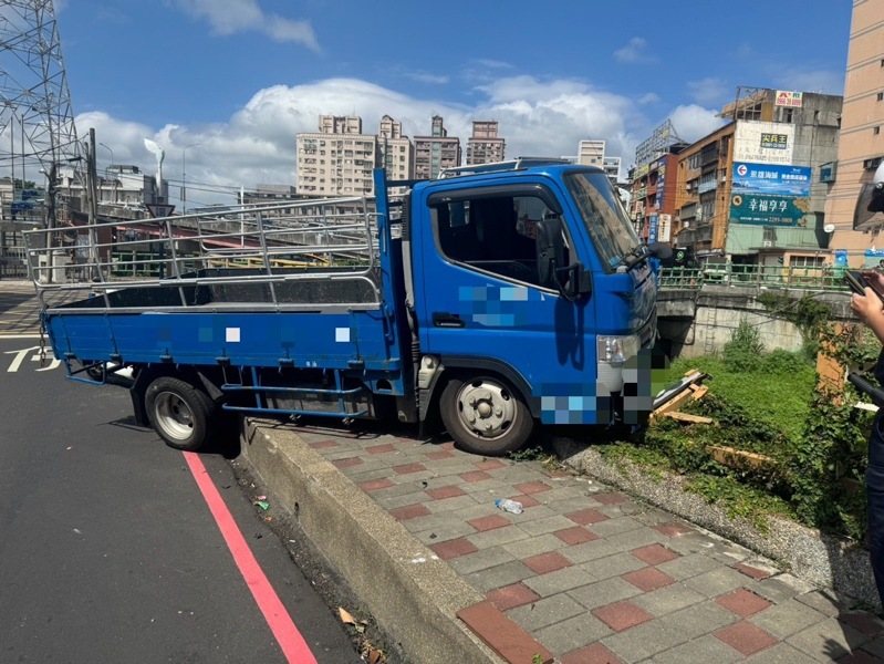 新北市蘆洲、五股交界處,21歲陳姓男子上午駕駛貨車衝上人行道撞斷護欄,差點墜落鴨母港溝排水幹線。記者林昭彰/翻攝 新北市蘆洲、五股交界處,21歲陳姓男子上午駕駛貨車衝上人行道撞斷護欄,差點墜落鴨母港溝排水幹線。記者林昭彰/翻攝