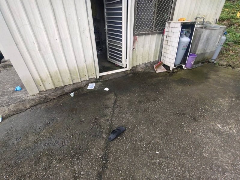 苗栗縣泰安鄉林姓原住民兄弟今天下午2點多在住家前爭吵,兩人拉扯造成自製獵槍誤擊,弟弟左小腿中1槍送醫,全案依槍砲彈藥刀械管制條例、傷害罪嫌處理中。圖/大湖警察分局提供 苗栗縣泰安鄉林姓原住民兄弟今天下午2點多在住家前爭吵,兩人拉扯造成自製獵槍誤擊,弟弟左小腿中1槍送醫,全案依槍砲彈藥刀械管制條例、傷害罪嫌處理中。圖/大湖警察分局提供