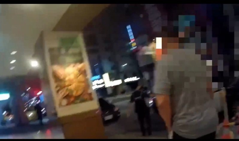 板橋警方將楊男、蔡男帶回警局偵訊。記者黃子騰/翻攝 板橋警方將楊男、蔡男帶回警局偵訊。記者黃子騰/翻攝