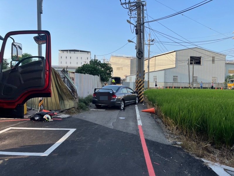 台中市張姓男子下午4時10分駕車行經大里區西湖路187巷、靠近74號快速道路下時,突然撞上電桿,送醫不治。圖/民眾提供 台中市張姓男子下午4時10分駕車行經大里區西湖路187巷、靠近74號快速道路下時,突然撞上電桿,送醫不治。圖/民眾提供