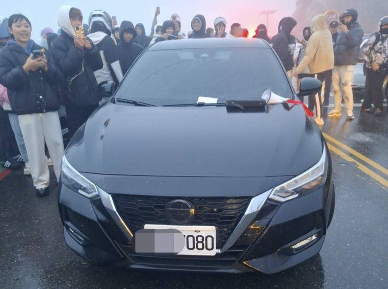 合歡山見追星潮有誇張違停引發大塞車,警方只開單未拖吊引發質疑,有員警說明山區拖吊有難度。圖/民眾提供 合歡山見追星潮有誇張違停引發大塞車,警方只開單未拖吊引發質疑,有員警說明山區拖吊有難度。圖/民眾提供