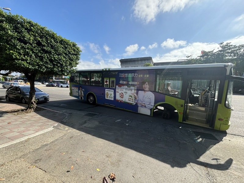 一輛公車今天下午行經凱達格蘭大道,右前方輪胎因輪軸斷裂脫落,當場砸中臨停的汽車左後車身,所幸無人受傷。記者翁至成/翻攝 一輛公車今天下午行經凱達格蘭大道,右前方輪胎因輪軸斷裂脫落,當場砸中臨停的汽車左後車身,所幸無人受傷。記者翁至成/翻攝