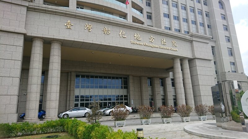 彰化縣陳姓男子加入詐團要去柬埔寨從事電話詐騙,涉嫌持偽造COVID-19疫苗接種紀錄卡通關。被當場識破。彰化地院判處陳男涉 犯共同犯行使偽造特種文書罪,處拘役20日,得易科罰金。記者簡慧珍/攝影 彰化縣陳姓男子加入詐團要去柬埔寨從事電話詐騙,涉嫌持偽造COVID-19疫苗接種紀錄卡通關。被當場識破。彰化地院判處陳男涉 犯共同犯行使偽造特種文書罪,處拘役20日,得易科罰金。記者簡慧珍/攝影